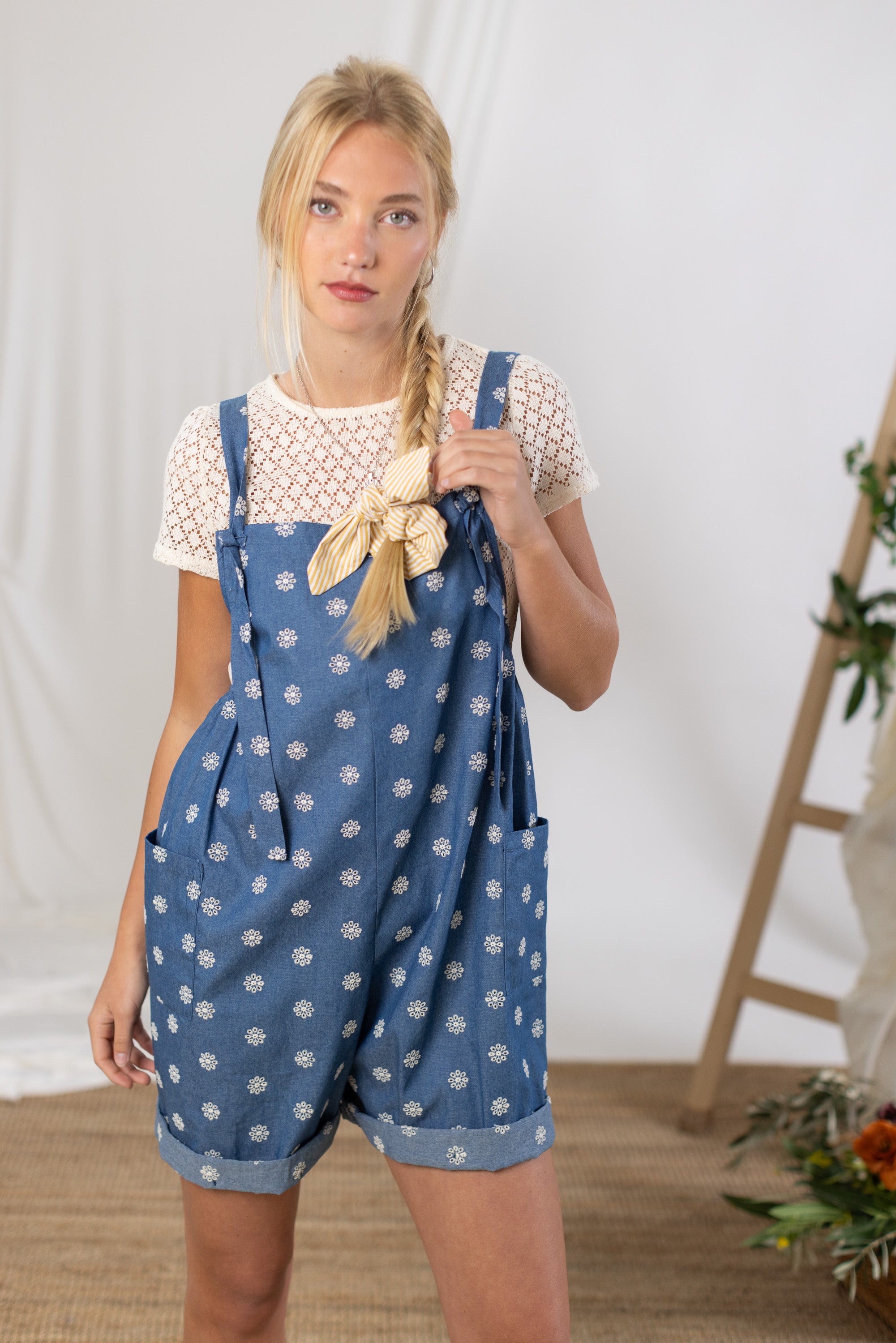 Kalina Denim-Playsuit mit Gänseblümchenmuster