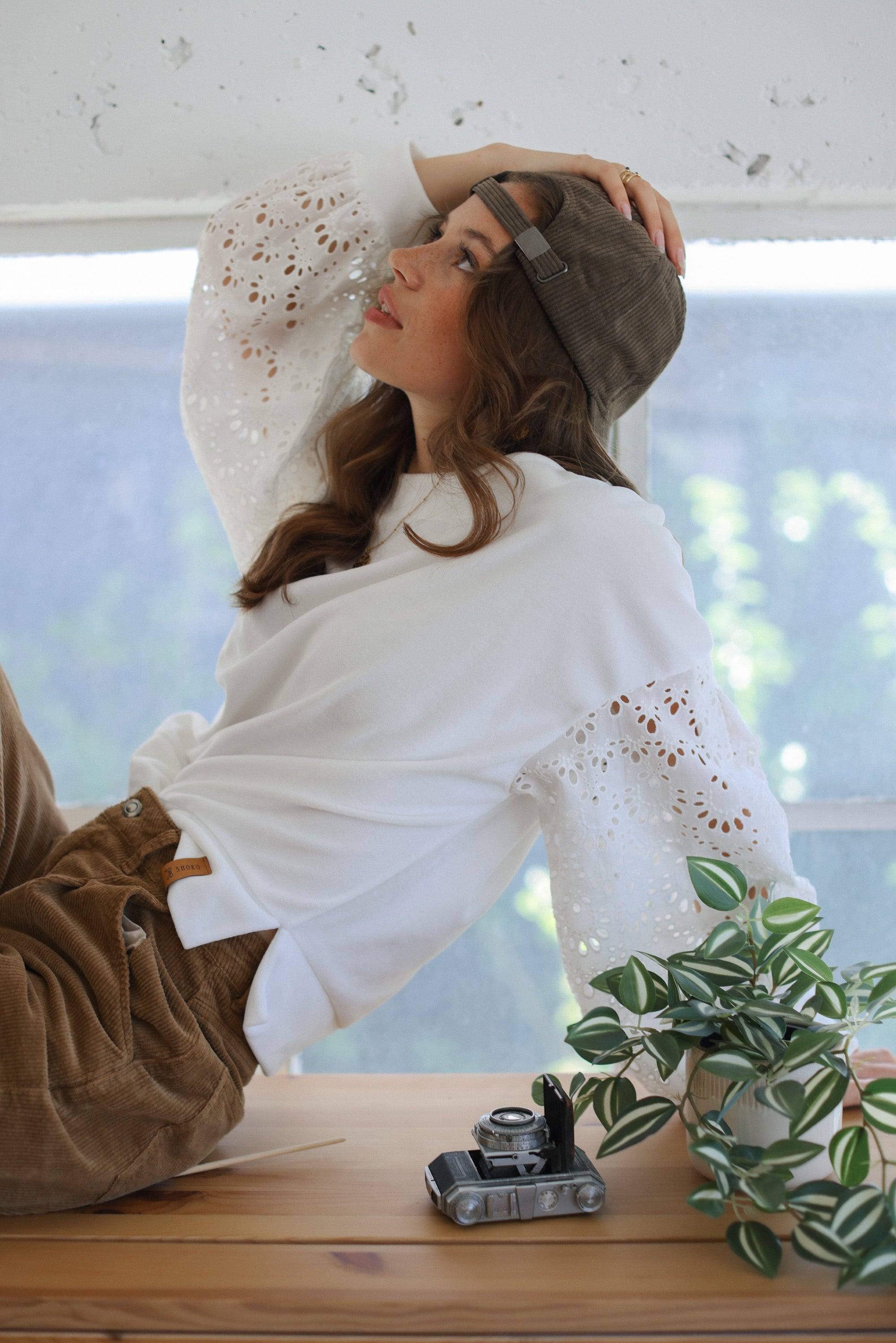 Sweater Caelia White Embroidered