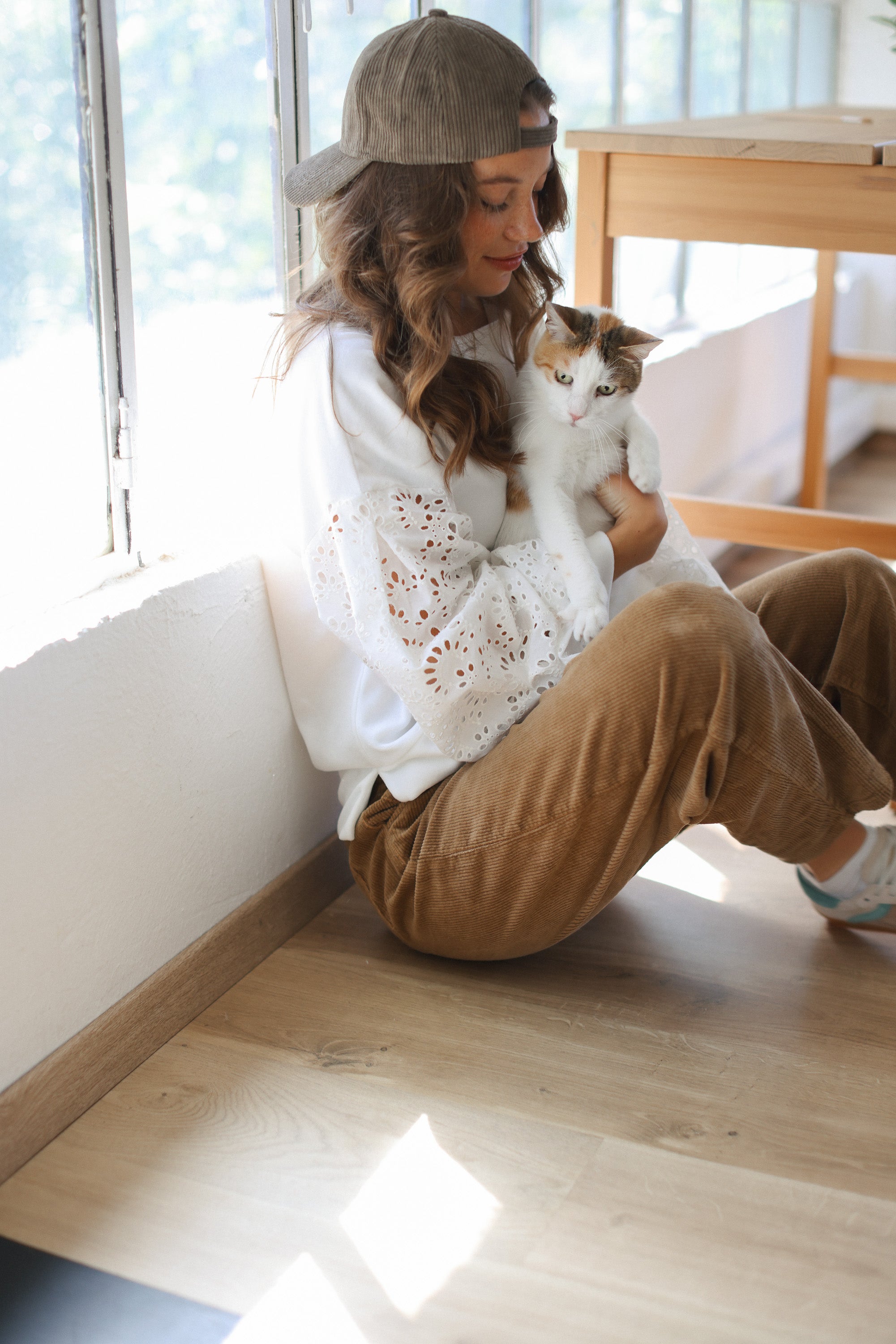 Sweater Caelia White Embroidered