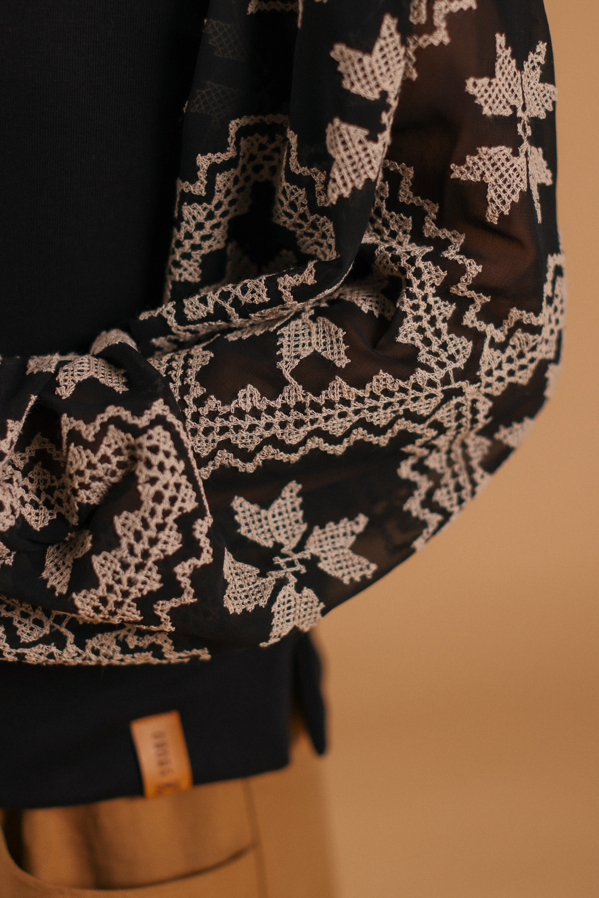 Sweater Caelia Black Geometric Lace