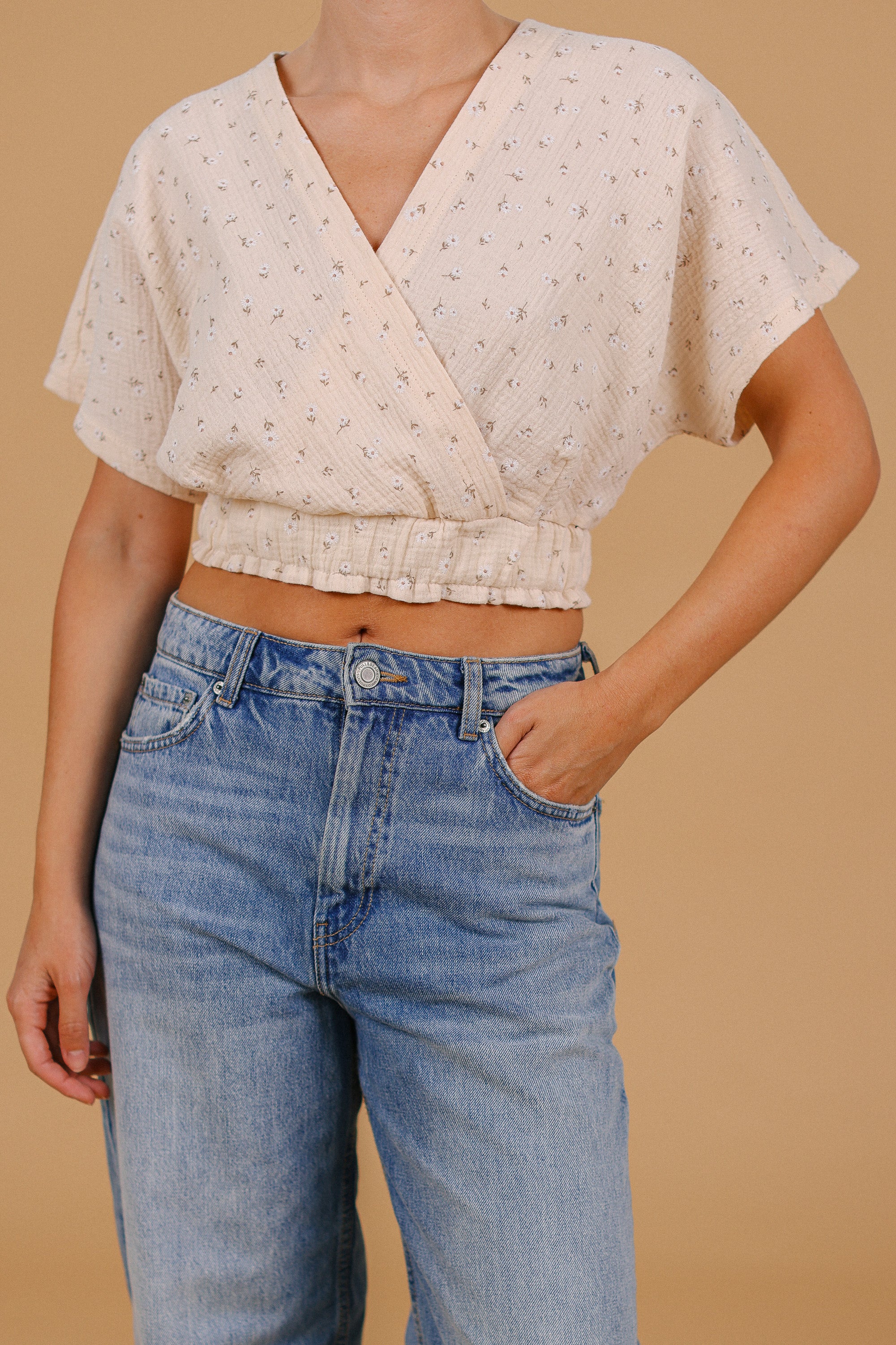 Top Elara Cream Daisies