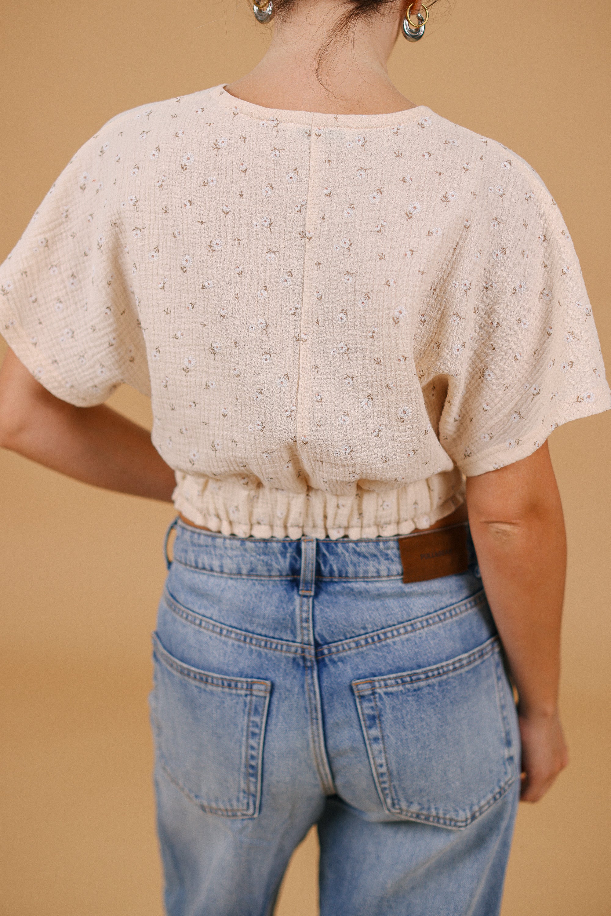 Top Elara Cream Daisies
