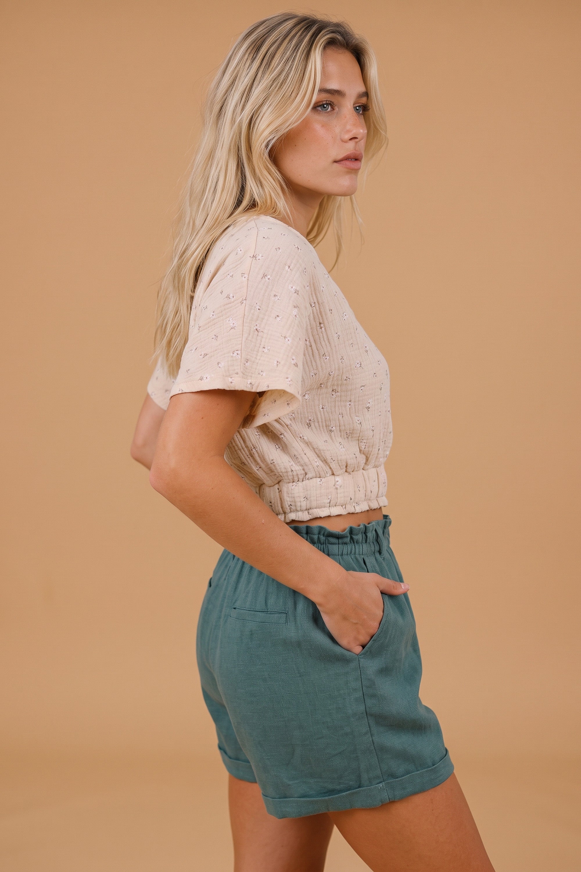Top Elara Cream Daisies