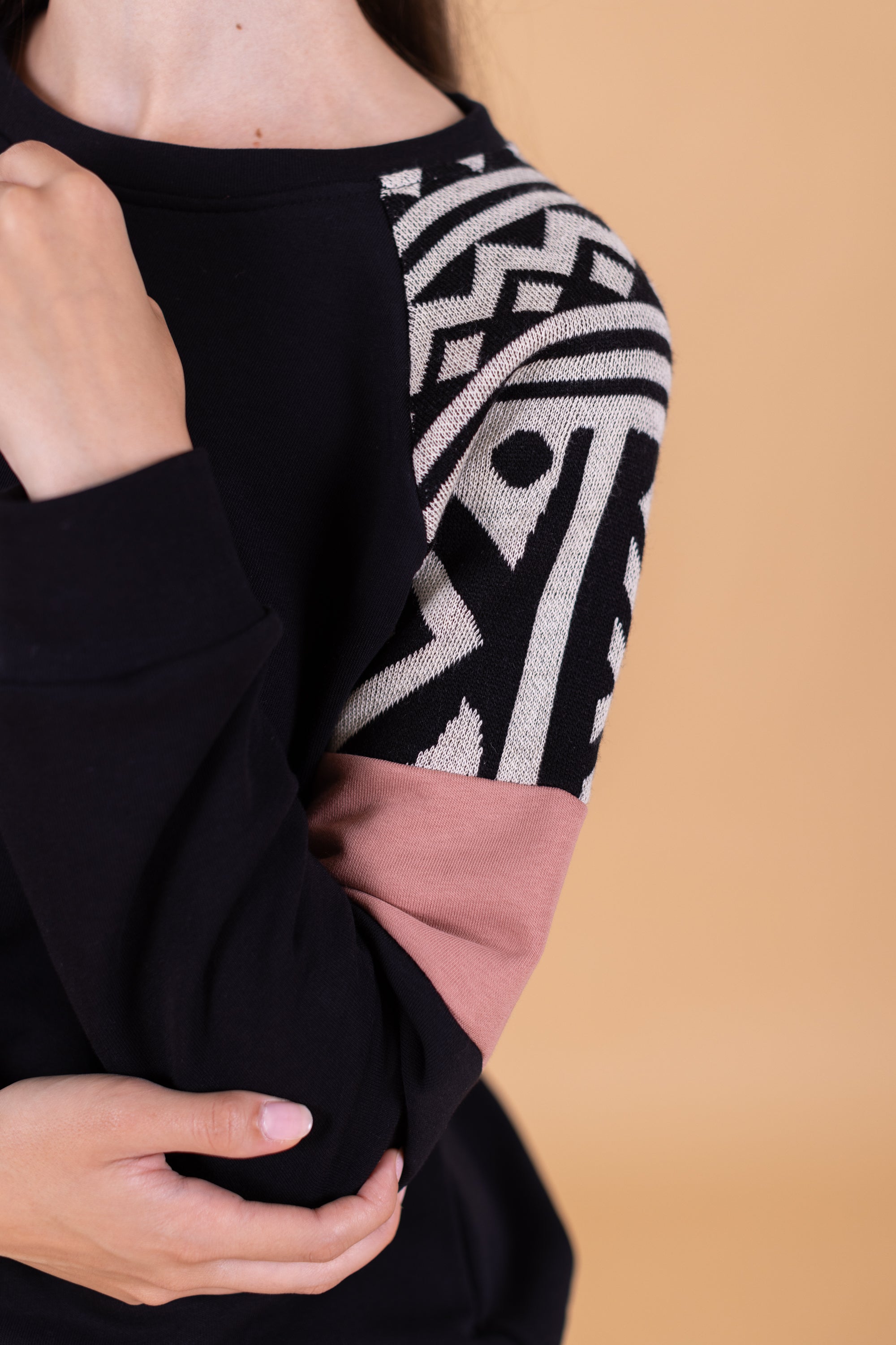 Sweater Sissy Black Aztec Pink