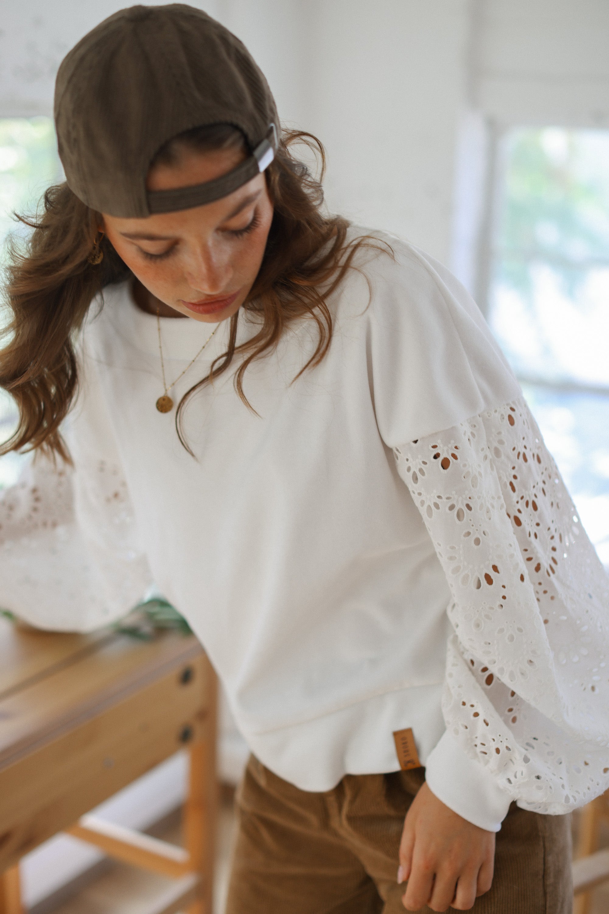 Sweater Caelia White Embroidered