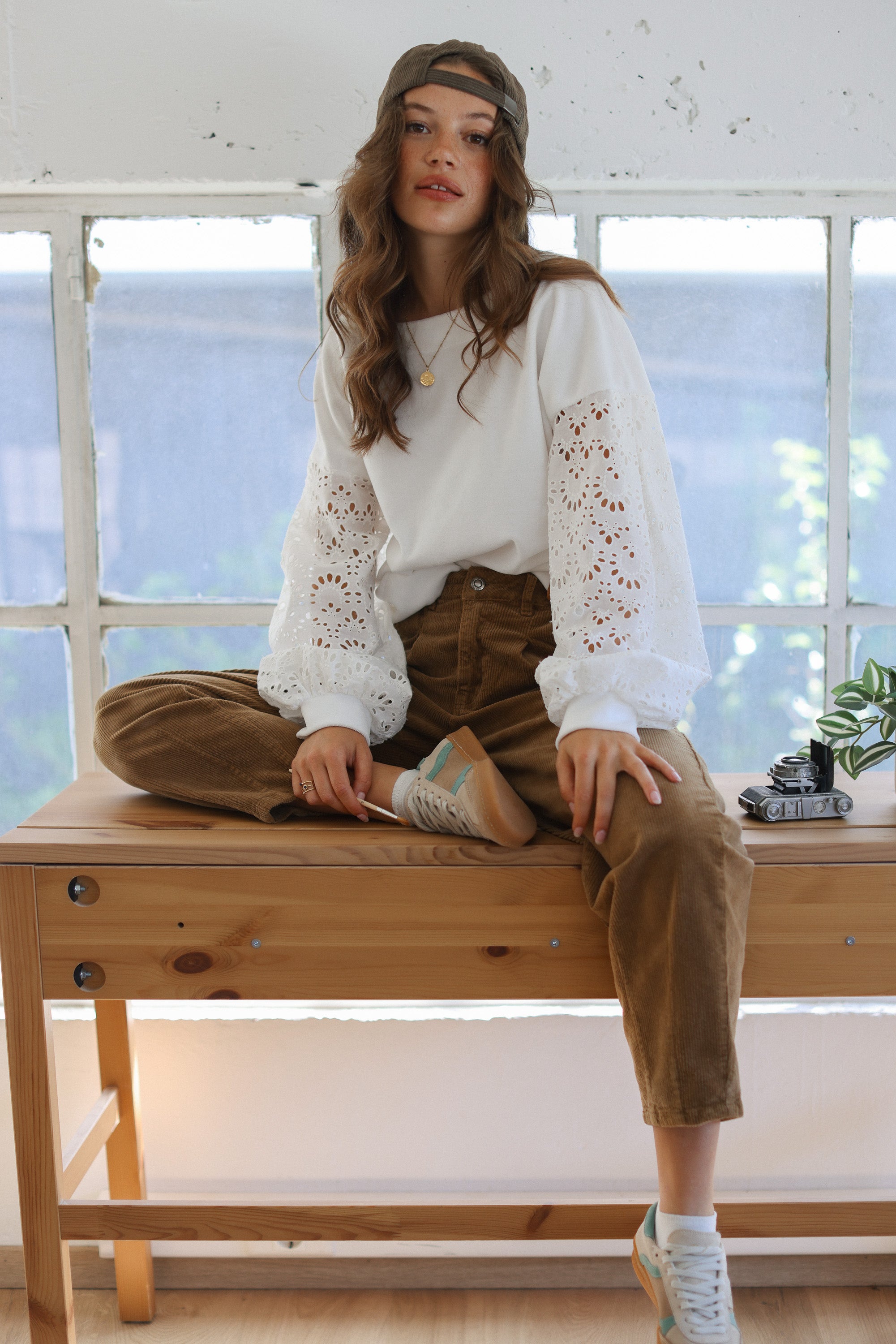 Sweater Caelia White Embroidered