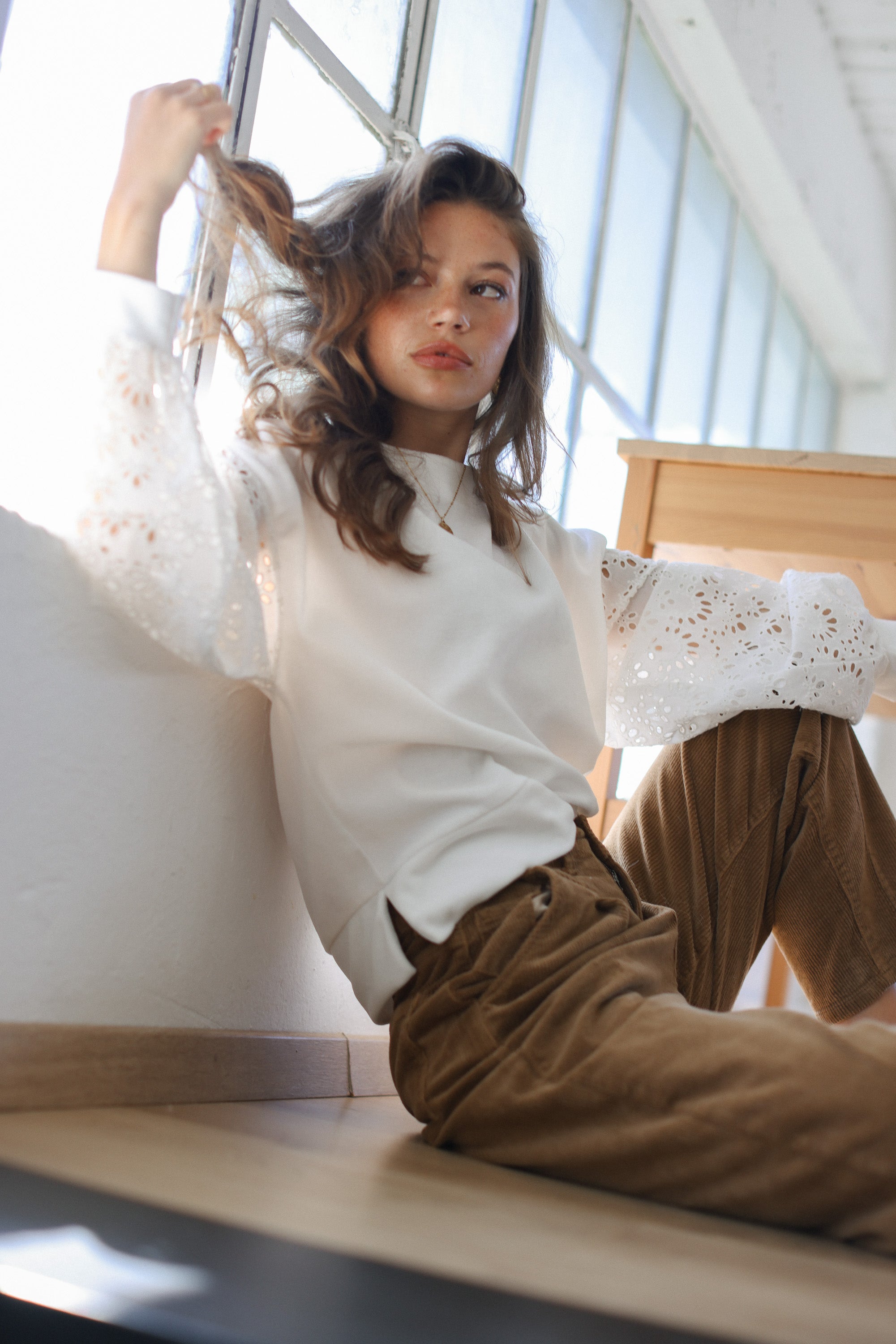 Sweater Caelia White Embroidered