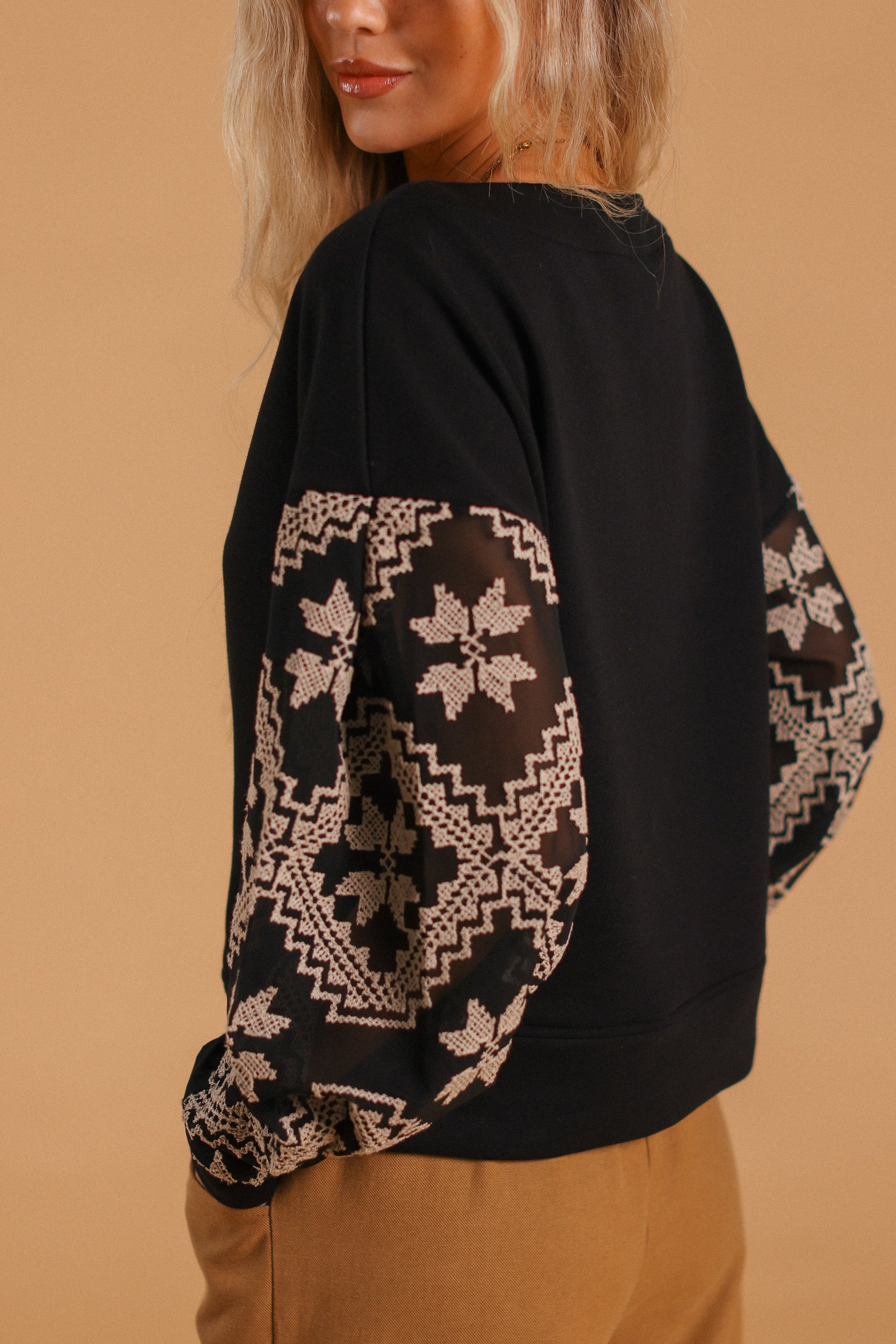 Sweater Caelia Black Geometric Lace