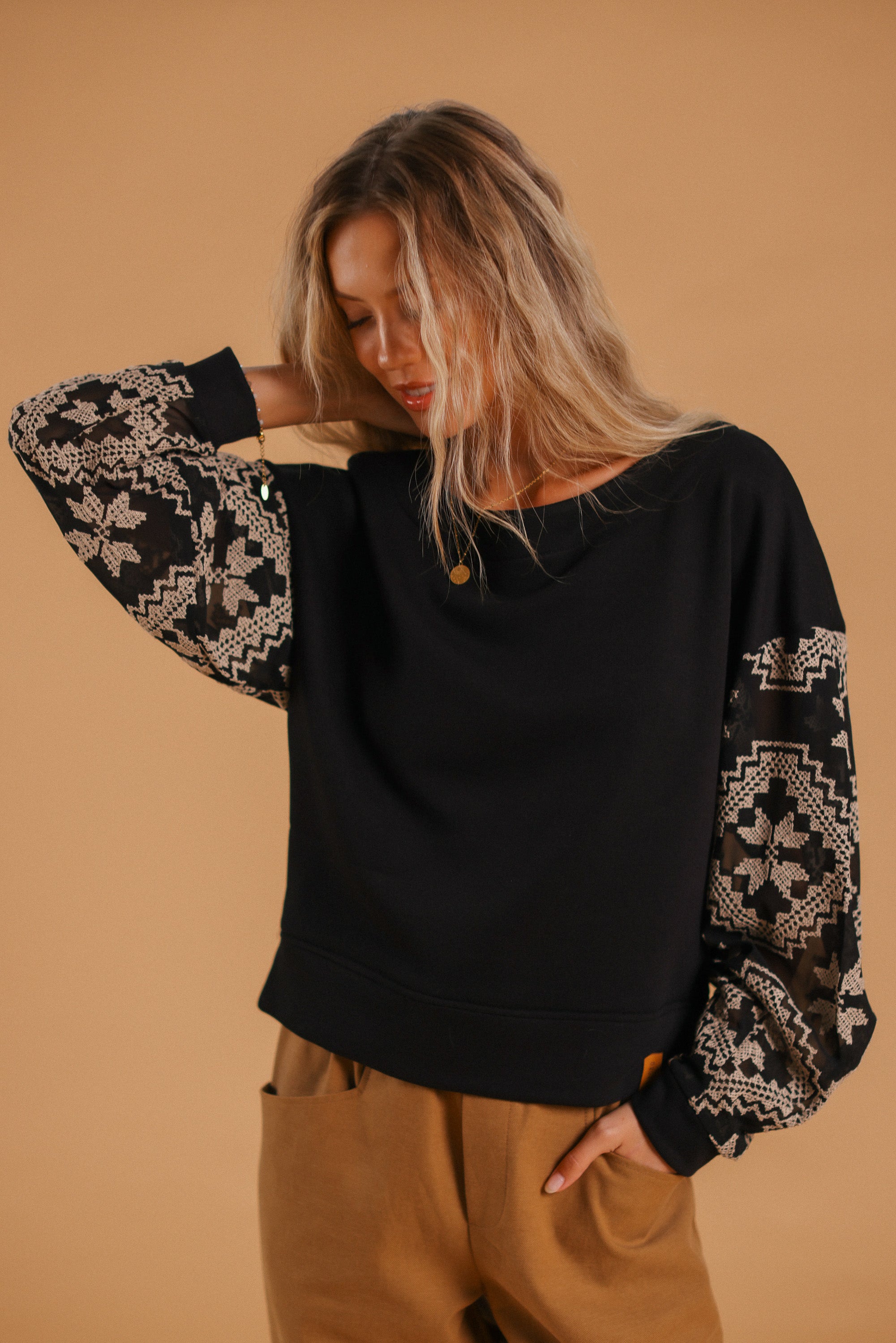 Sweater Caelia Black Geometric Lace