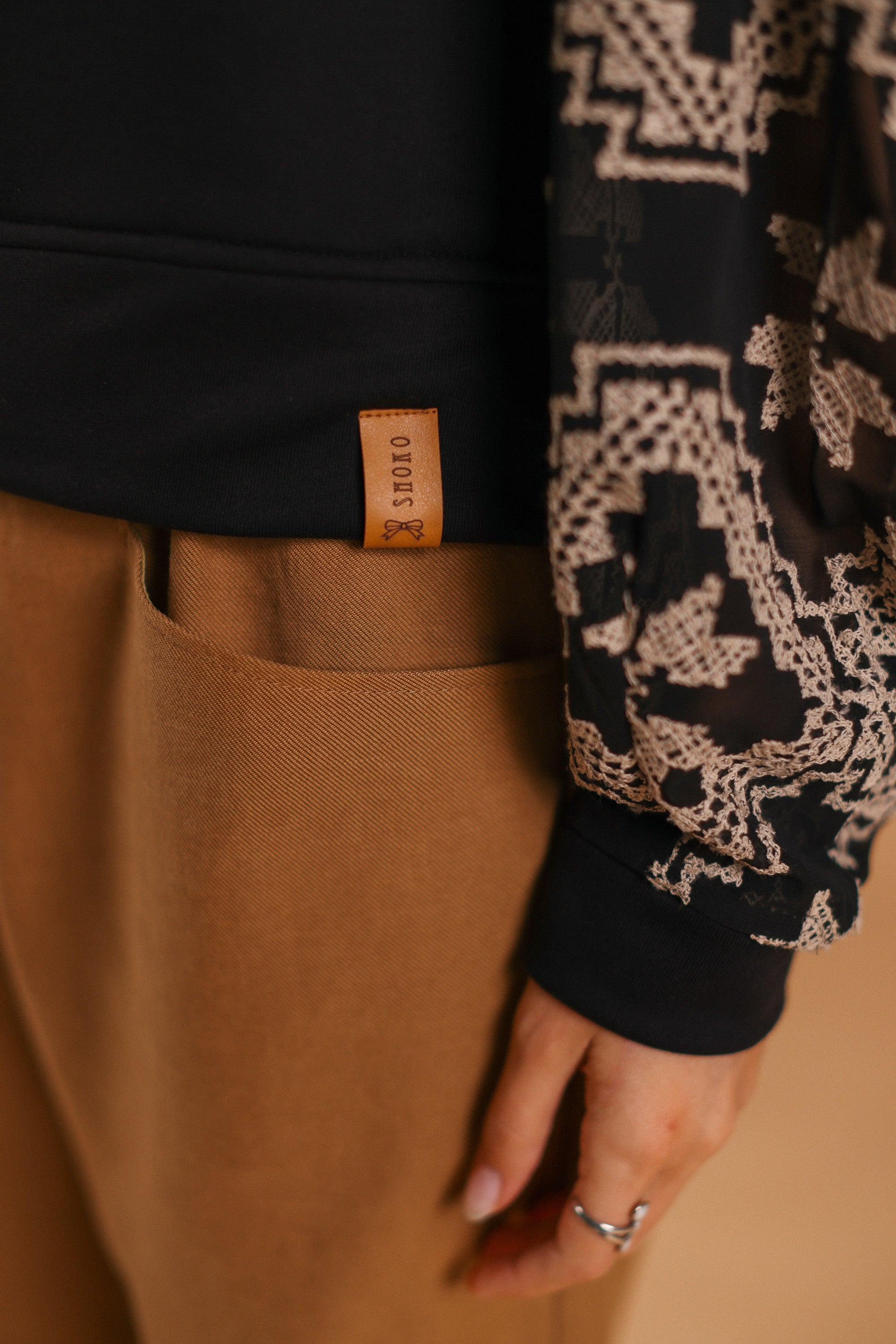 Sweater Caelia Black Geometric Lace