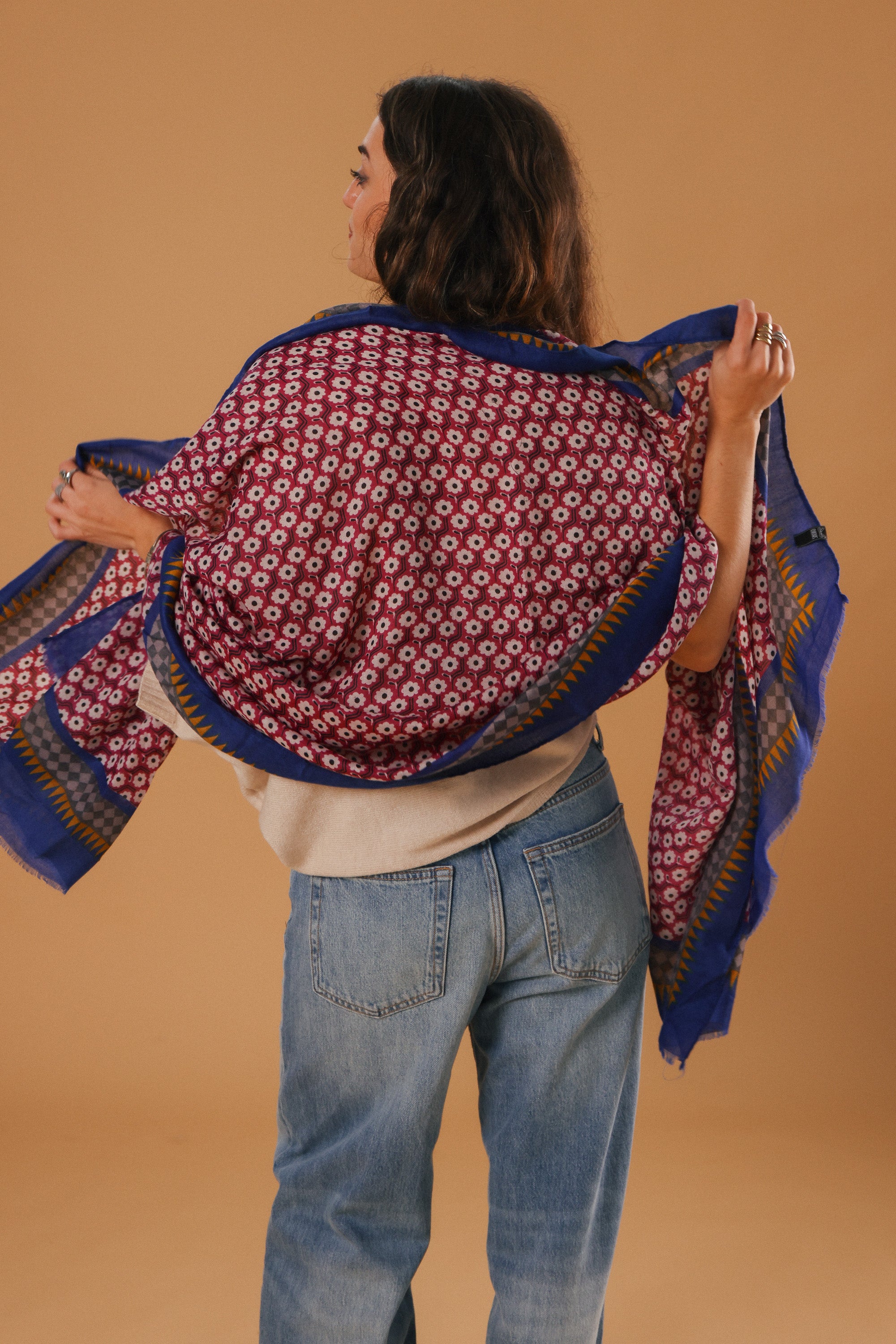 Shawl Daisies Magenta