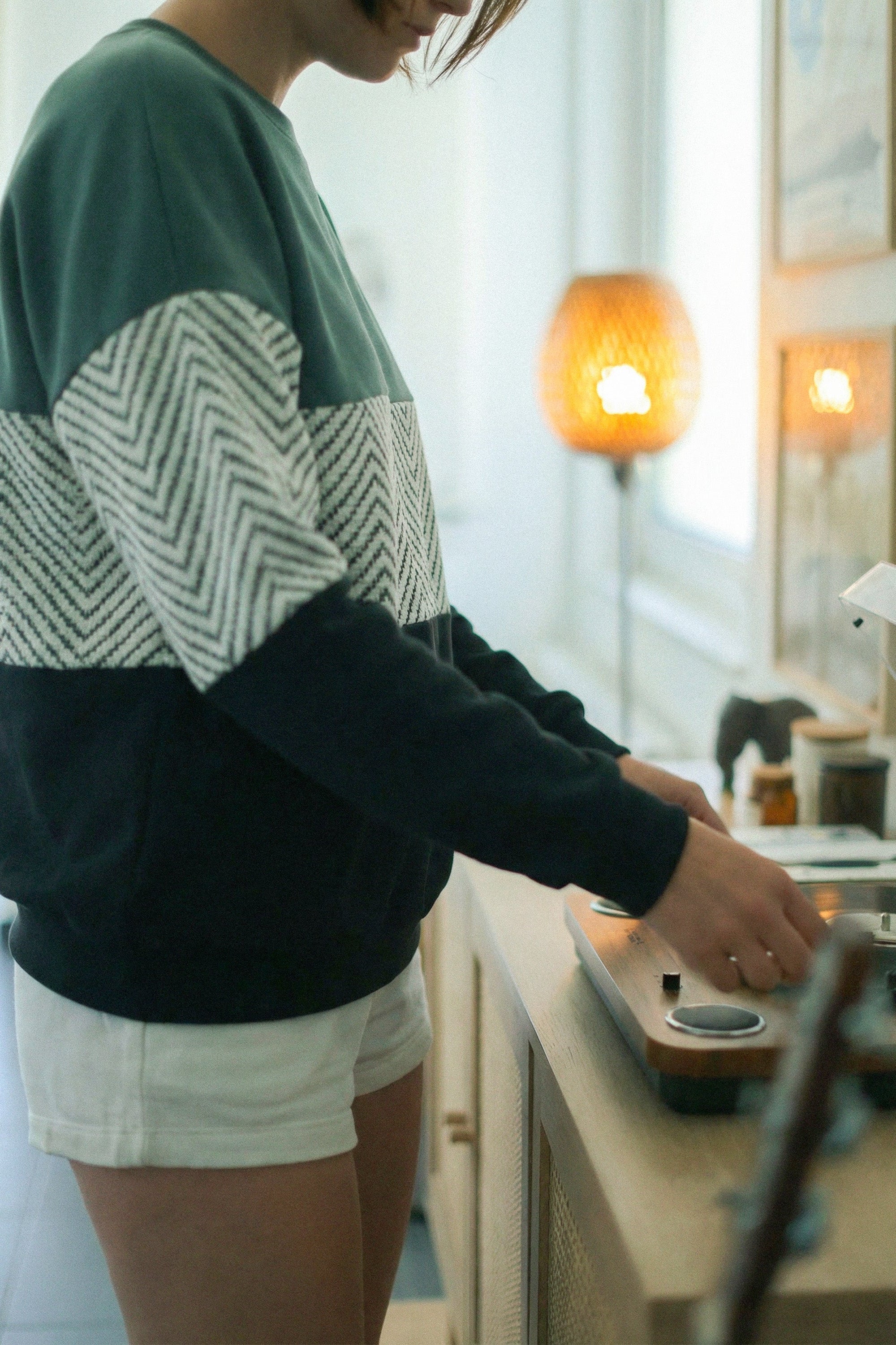 Sweater Mia in green, white herringbone & black.