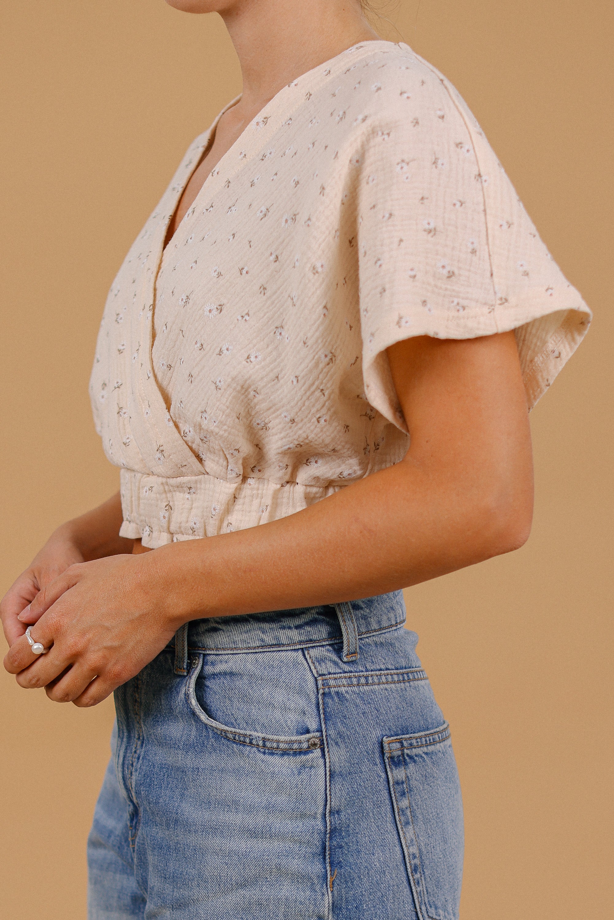 Top Elara Cream Daisies