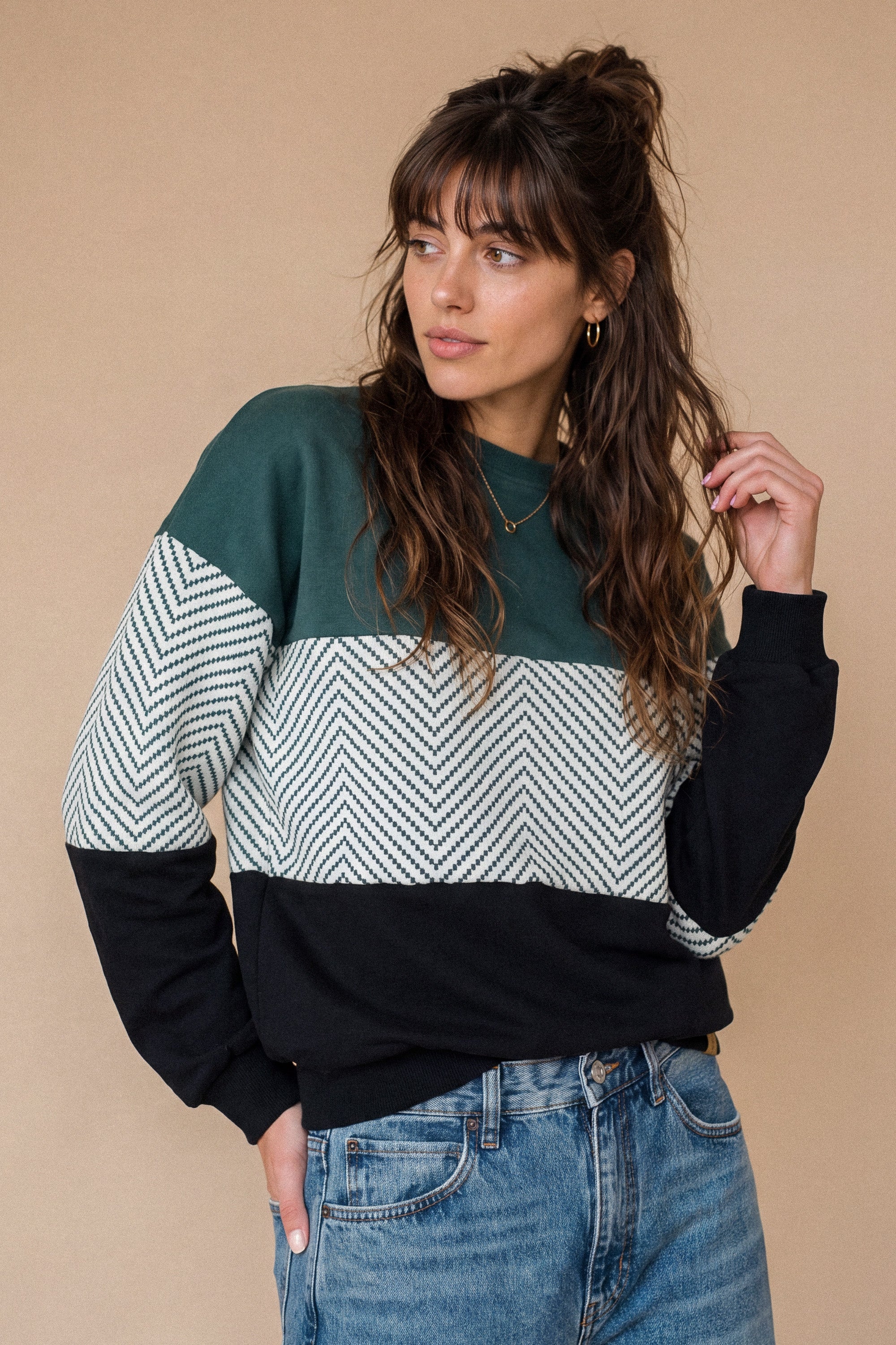 Sweater Mia in green, white herringbone & black.